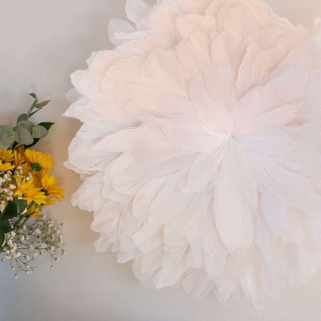 Juju Hat Pallet Feather Wall Art 11.5 inch Wood Base   18-20 inch DIA --White